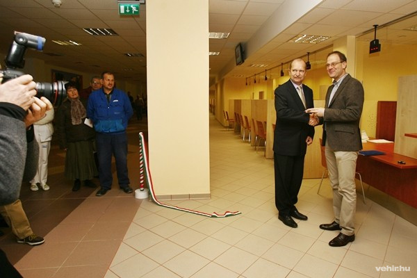 Dr. Rácz Jenő és dr. Navracsics Tibor az ünnepélyes szalagátvágást követően