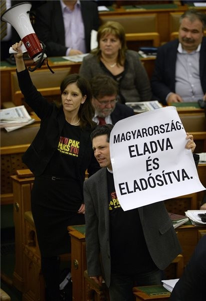 Hangosan tiltakozott az LMP (MTI Fotó: Bruzák Noémi)