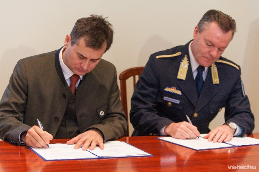 Tengerdi Győző és dr Töreki Sándor aláírja az együttműködési szerződést.