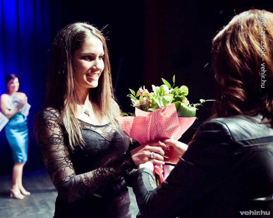 Rédei Viktória veszi át a vehir.hu különdíját