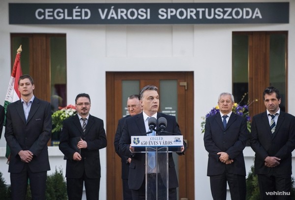 Orbán Viktor miniszterelnök beszédet mond a Városi Sportuszoda átadásán Cegléden 2014. március 18-án. MTI Fotó: Ujvári Sándor