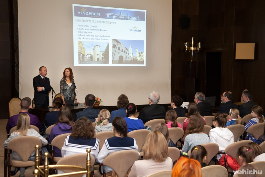 Porga Gyula polgármester is köszöntötte a fiatalokat