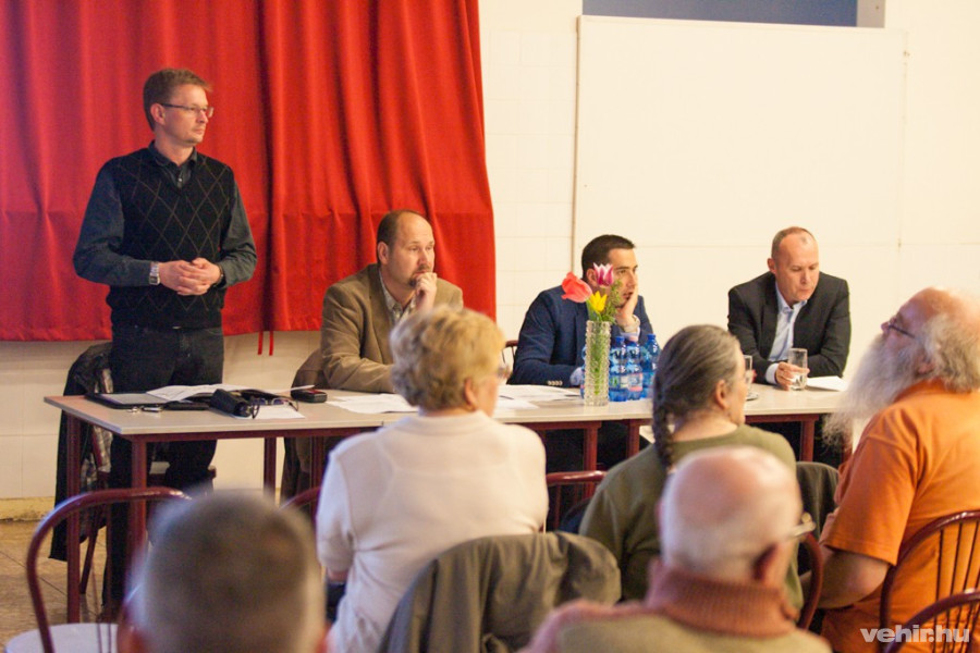 Schmidt István és Kovács Zoltán mellett a városrész képviselője, Ovádi Péter és Porga Gyula polgármester is részt vett a fórumon