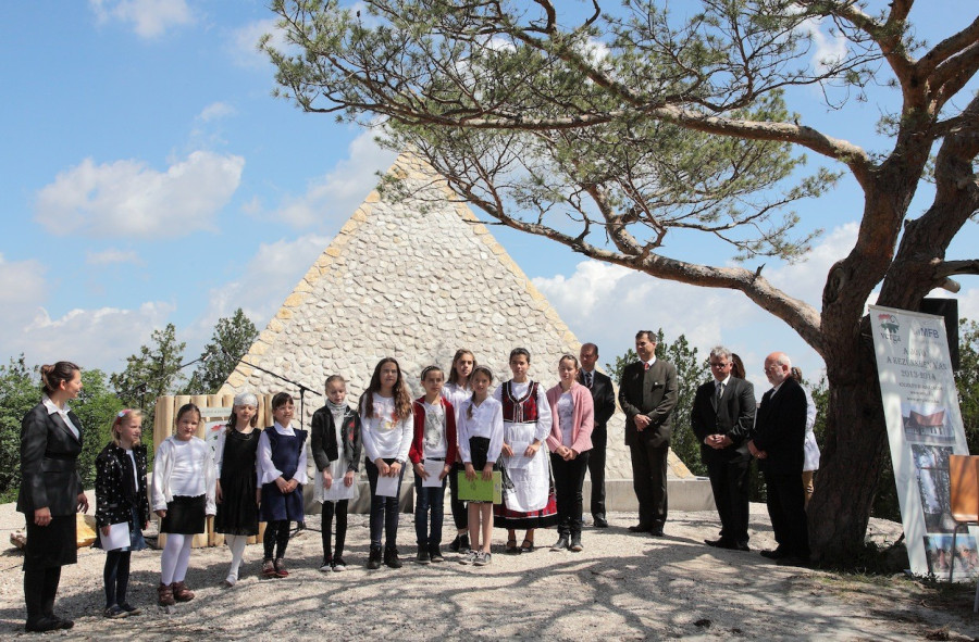  a kőpiramis  átadási ünnepségén  iszkaszentgyörgyi általános iskola  énekkara lépett fel