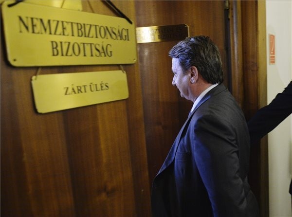 Kovács Béla, a Jobbik EP-képviselője megérkezik az Országgyűlés nemzetbiztonsági bizottságának zárt ülésére (MTI Fotó: Beliczay László)