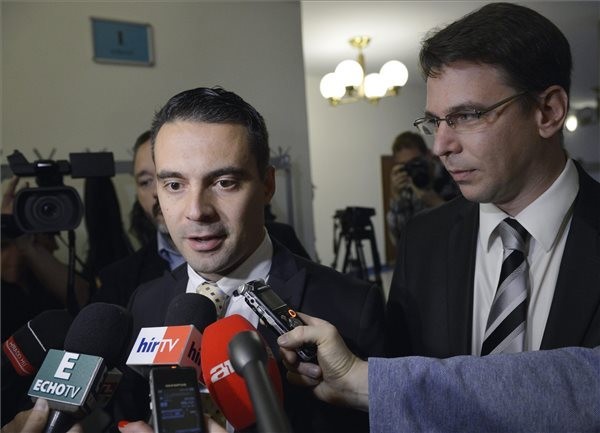 Vona Gábor, a Jobbik elnöke (b) és Mirkóczki Ádám, az Országgyűlés nemzetbiztonsági bizottságának jobbikos tagja (MTI Fotó: Beliczay László)