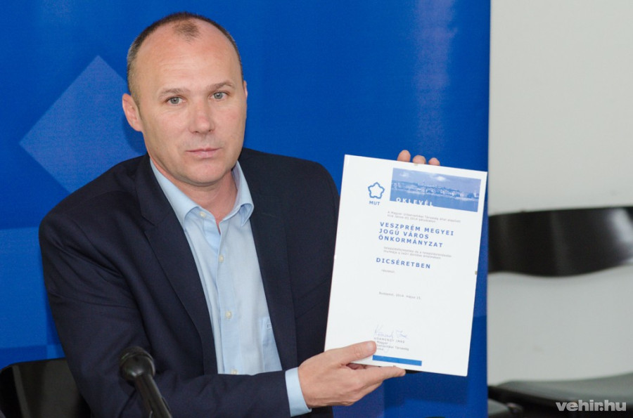 Porga Gyula mutatja a dicséretet