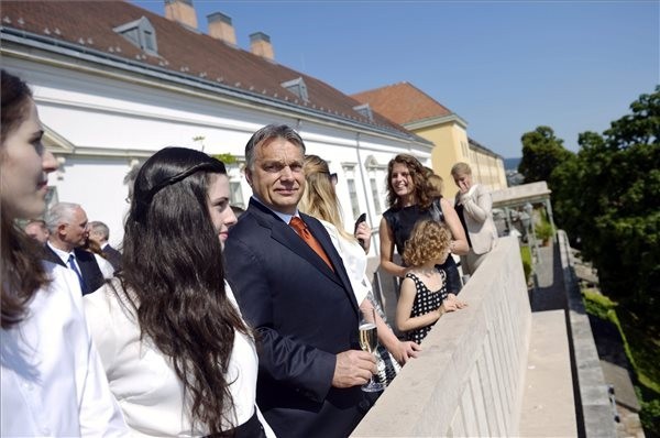 Orbán Viktor miniszterelnök a Sándor-palota teraszán a miniszteri kinevezések alkalmából tartott ünnepség után (MTI-fotó: Beliczay László)