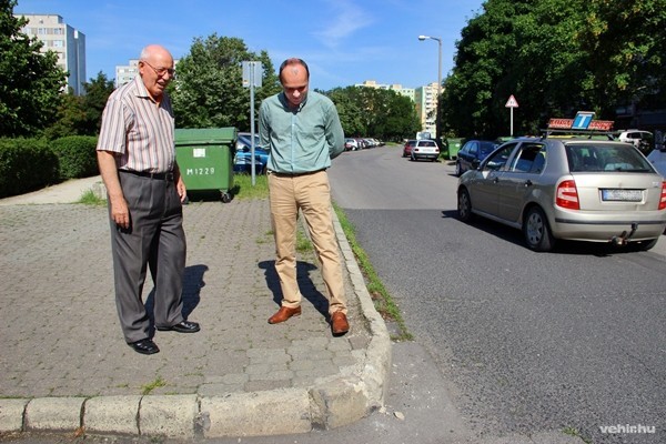 A balesetveszélyes szegélyt nézi Porga Gyula (j)