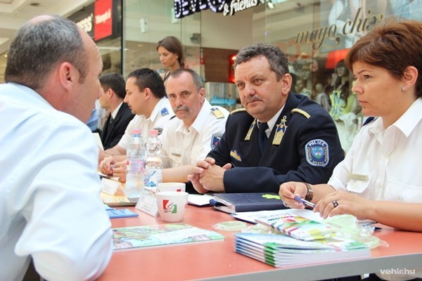 Porga Gyula (b) is leült beszélgetni a köszöntőket követően