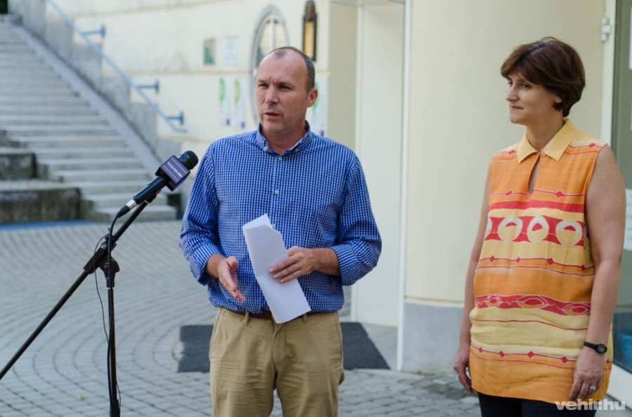 Porga Gyula és Pálmann Judit számoltak be a tető elkészültéről