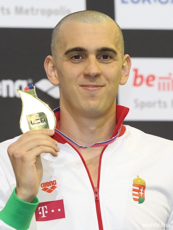 Cseh László, a 200 méteres vegyesúszás aranyérmese a berlini úszó Európa-bajnokság éremátadóján 2014. augusztus 20-án. MTI Fotó: Kovács Anikó 