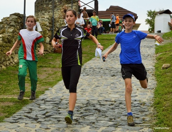 A sprint váltón 14 éves korcsoportban megyei bajnoki címet szerzett csapat: Angyal Dániel, Mérő Dominika és Bálint Benedek a célba érkezés előtti másodpercekben - Fotó: Bálint Mónika