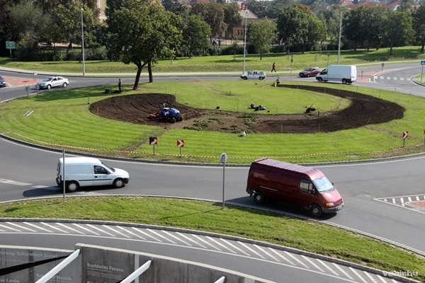 Körforgalom a Budapest utca - Jutasi út kereszteződésében