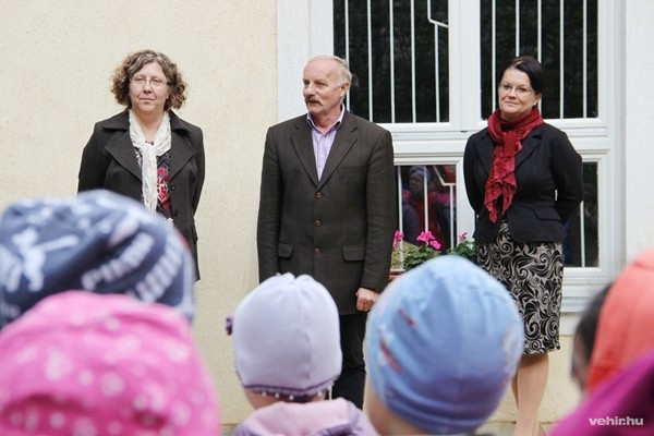 Kápliné Rőth Ágnes tagóvoda vezető, Baumgartner Lajos képviselő és Szafner Ágnes kerületi óvoda vezető