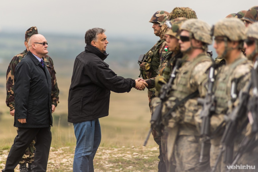 Orbán Viktor miniszterelnök gratulál a katonáknak