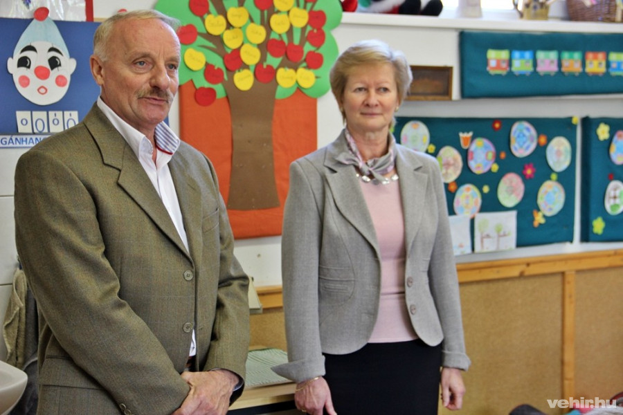 Baumgartner Lajos önkormányzati képviselő és Ebele Ferencné az iskola igazgatója