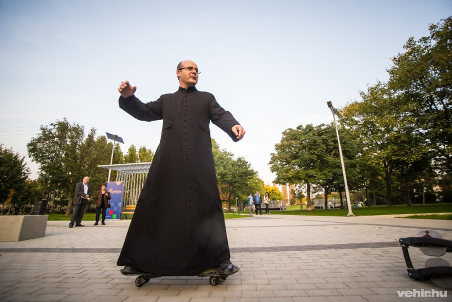 A plébános tesztelte a térkövek minőségét. Elégedett volt