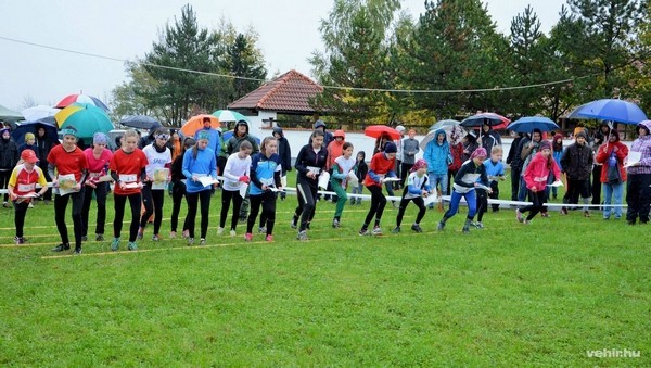 Zuhogó esőben rajtolnak a váltók első futói - Fotók: Bálint Bence