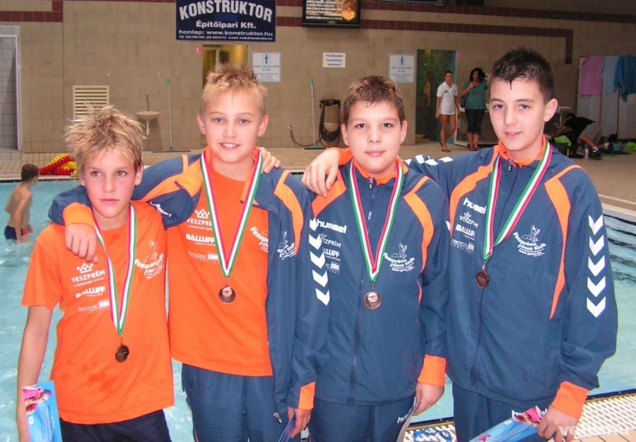 A bronzérmes fiú vegyes váltó tagjai (balról jobbra): Páll Sebestyén, Minyó Ádám, Veisz Richárd és Bánó Szabolcs