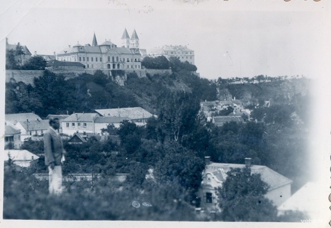 Látkép a Giricses dombról c. képhez: 1936-ban ilyen rálátás volt a Várra és Buhimra a Giricses-dombról, a mai Panorámateraszról, ami napjainkban az Árva utca végén kerül majd további felújításra. Hegedűs Béla felvétele (1936)