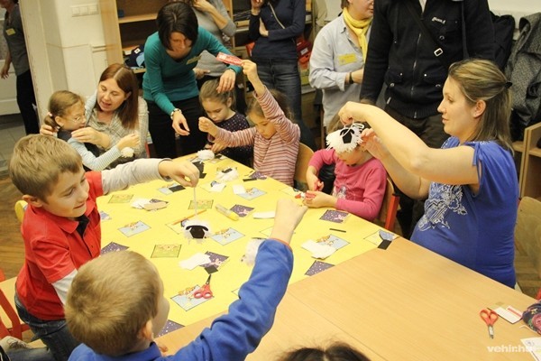 Vidám percekkel telt a kézműves foglalkozás