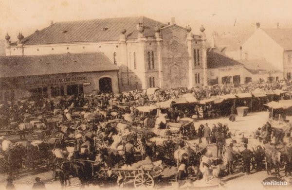 Az egykori veszprémi zsinagóga, előtte a piac, a mai Szent Imre tér (Hotel mögötti parkoló)
