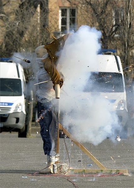 A Készenléti Rendőrség budapesti bázisán bábuval demonstrálták, hogy a szabálytalanul használt pirotechnikai eszköz súlyos sérülést okozhat. (MTI Fotó: Máthé Zoltán)