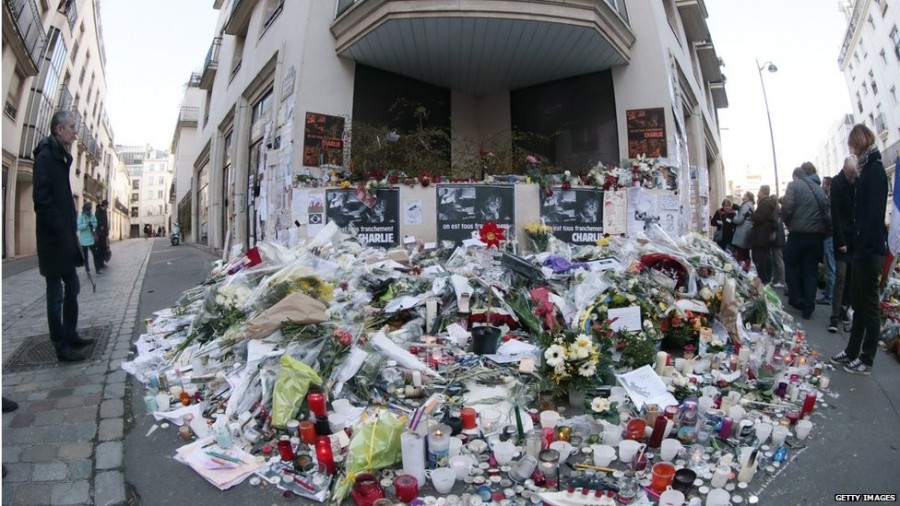 Virágok a Charlie Hebdo szerkesztősége előtt (Fotó: Getty Images via BBC)