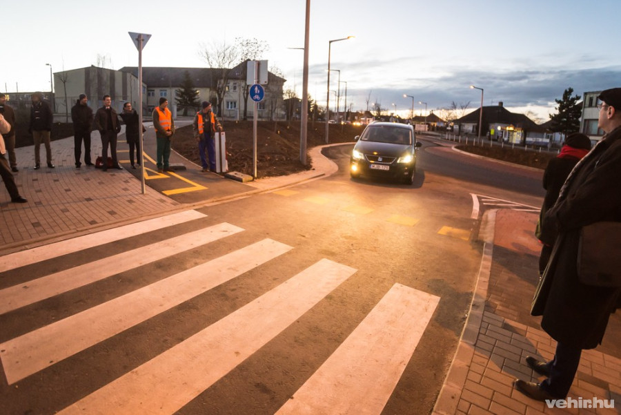 Az első autós használatba veszi az új útszakaszt. 