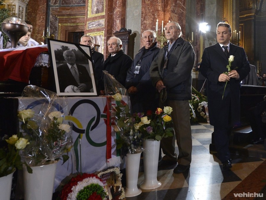 Orbán Viktor miniszterelnök (j), mellette Mészöly Kálmán 61-szeres válogatott labdarúgó, korábbi szövetségi kapitány, Fenyvesi Máté, 1964-ben Európa-bajnoki bronzérmes, 76-szoros válogatott labdarúgó, Göröcs János egykori válogatott és olimpiai bronzérmes labdarúgó és Várhidi Pál, az egykori Aranycsapat tartalék játékosa (b-j) Buzánszky Jenő, a Nemzet Sportolója, az Aranycsapat hátvédje, a Halhatatlan Magyar Sportolók Egyesületének tagja temetésén a budapesti Szent István-bazilikában 2015. január 30-án. MTI Fotó: Illyés Tibor 