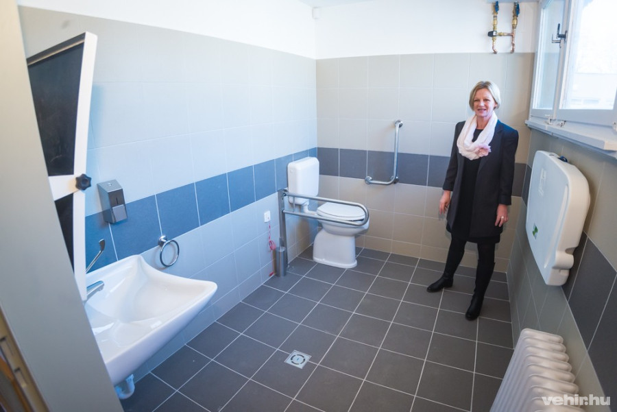 Akadálymenetesített vizesblokk 