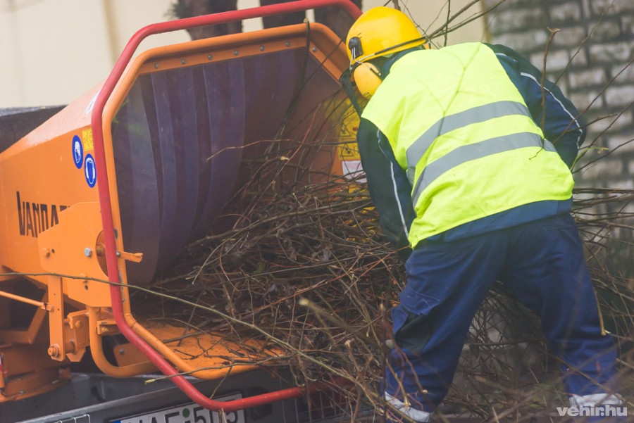 Munkában az ágaprító