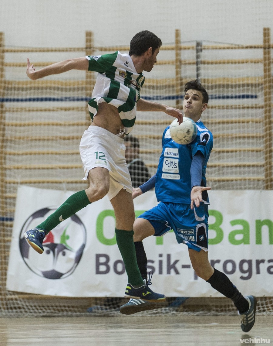 Carlo Moreno Miguel, a Rába ETO játékosa (b) és a veszprémi Vas Ádám a futsal Magyar Kupa férfi döntőjében vívott Rába ETO - Futsal Club Veszprém találkozón Kiskunfélegyházán 2015. március 1-jén. MTI Fotó: Ujvári Sándor 