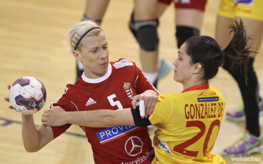 Triscsuk Krisztina (b) és a spanyol Amaia González a Magyarország - Spanyolország női válogatott felkészülési kézilabda-mérkőzésen Érden 2015. március 21-én. A magyar női kézilabda-válogatott 25-25-ös döntetlent játszott az Eb-ezüstérmes spanyol csapattal. MTI Fotó: Kovács Anikó