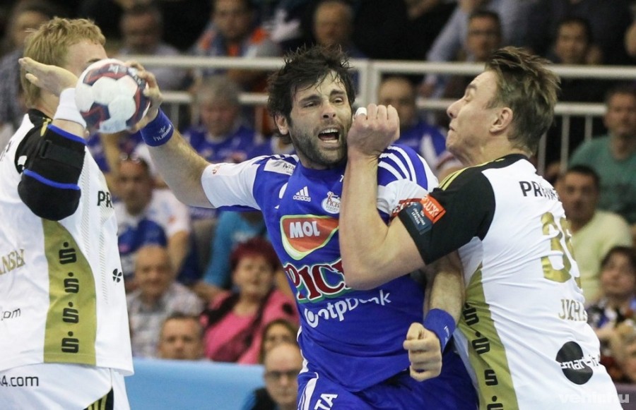 Antonio Robledo (b) a Szeged és Filip Jícha, a német Kiel játékosa a férfi kézilabda Bajnokok Ligája negyeddöntőjében játszott MOL-Pick Szeged - THW Kiel mérkőzésen az Újszegedi Sportcsarnokban 2015. április 12-én. MTI Fotó: Kovács Anikó 