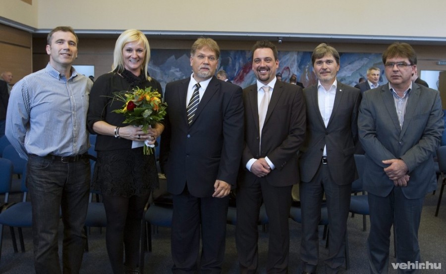 Tállay András, Radulovics Bojana, Győrfi János, Bardóczy Gábor, Szabó László Zsolt, a Médiaszolgáltatás-támogató és Vagyonkezelő Alap (MTVA) vezérigazgatója és Oláh Sándor (b-j) a Magyar Kézilabda Szövetség (MKSZ) új elnökségének tagjai a kézilabda-szövetség elnökségének tisztújító küldöttgyűlésén a budapesti Sportok Házában 2015. április 17-én. MTI Fotó: Kovács Anikó 