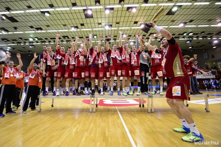 A kupagyőztes Veszprém játékosai ünnepelnek a férfi kézilabda Magyar Kupa döntőjében vívott MKB-MVM Veszprém - MOL-Pick Szeged mérkőzés végén a pécsi Lauber Dezső sportcsarnokban 2015. április 26-án. A címvédő Veszprém a pécsi négyes döntő fináléjában négy góllal verte a Szegedet. MTI Fotó: Sóki Tamás 