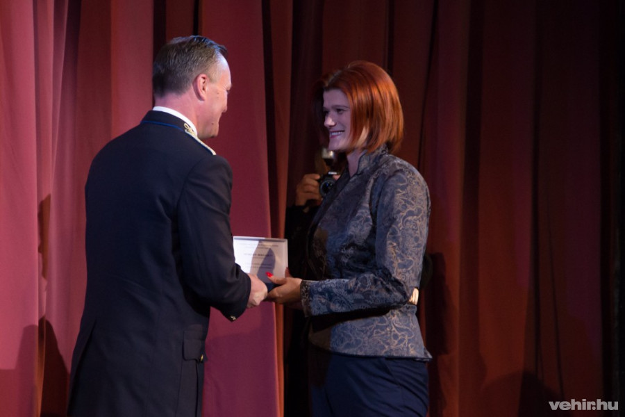 Németh F. Bernadett veszi át a jutalmat