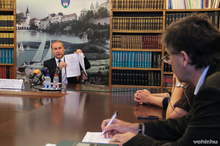 Dr. Kovács Zoltán mutatja a határozatot