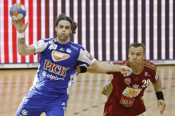 A szegedi Dean Bombac (b) és a veszprémi Christian Zeitz a férfi kézilabda NB I döntőjének második mérkőzéseként vívott MKB-MVM Veszprém - MOL-Pick Szeged találkozón a szegedi sportcsarnokban 2015. május 19-én. MTI Fotó: Kovács Anikó 