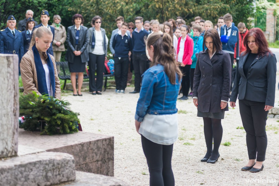 Veszprém Megyei Jogú Város nevében Tóth Györgyi és Hegedűs Barbara képviselők helyezték el az emllékezés virágait.