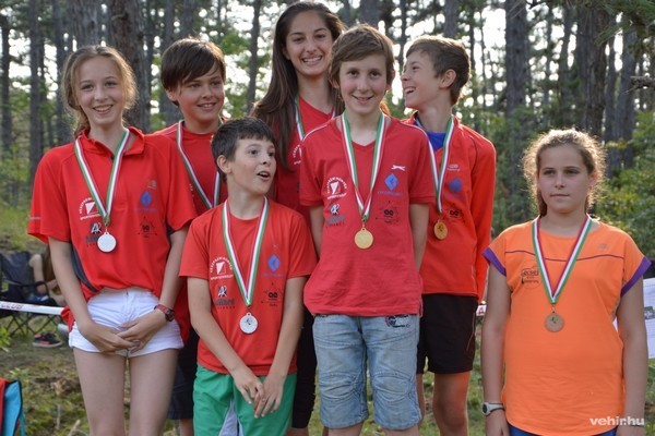 A váltóverseny 14 éves korosztályában arany- illetve ezüstérmes veszprémi csapatok
