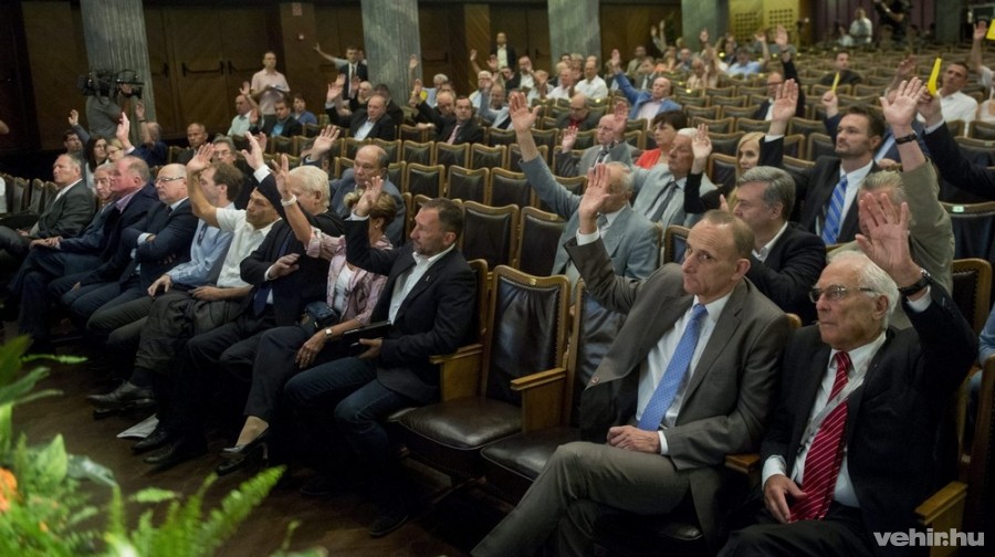 Szavaznak a küldöttek a Magyar Olimpiai Bizottság (MOB) közgyűlésén a fővárosi MOM Kulturális Központban 2015. június 10-én. A MOB úgy döntött, hogy támogatja a 2024-es olimpia és paralimpia pályázati szándéknyilatkozatának benyújtását. MTI Fotó: Illyés Tibor