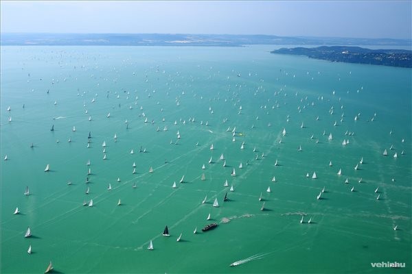 A 47. Kékszalag Árkád Nagydíj Balaton-kerülő vitorlásverseny a rajt után 2015. július 2-án. A Kékszalag a Balaton legjelentősebb vitorlás eseménye, Európa legnagyobb tókerülő versenye. A táv mintegy 155 kilométer, amelyet 48 órán belül kell megtenni a hatszáz hajóból álló mezőnynek. MTI Fotó: Szántó Áron