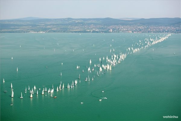 Balatonfüred, 2015. július 2. A 47. Kékszalag Árkád Nagydíj Balaton-kerülő vitorlásverseny a rajt után 2015. július 2-án. A Kékszalag a Balaton legjelentősebb vitorlás eseménye, Európa legnagyobb tókerülő versenye. A táv mintegy 155 kilométer, amelyet 48 órán belül kell megtenni a hatszáz hajóból álló mezőnynek. MTI Fotó: Szántó Áron