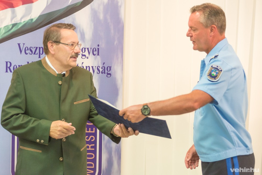 Pap Gyula nyújtja át az adományt dr. Töreki Sándornak