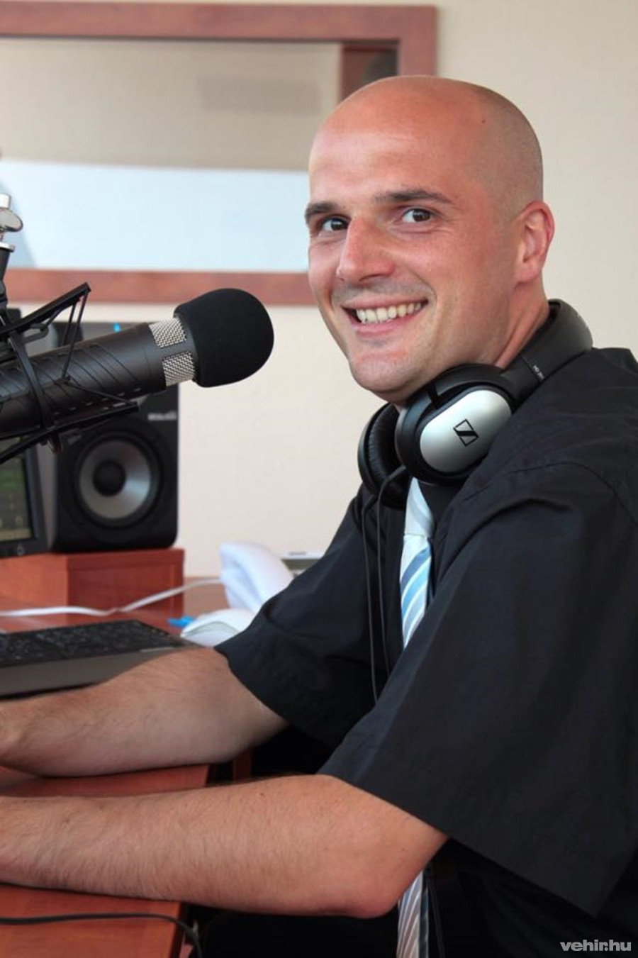 Dorn Tibor Dávid, még a mikrofon mögött