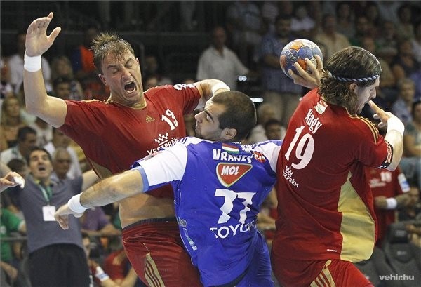 A szegedi Vladimir Vranjes (k), valamint a veszprémi Momir Ilic (b) és Nagy László (j) a férfi kézilabda Szuperkupa MVM-Veszprém - MOL-Pick Szeged találkozóján a győri Audi Arénában 2015. augusztus 29-én. MTI Fotó: Kovács Anikó 