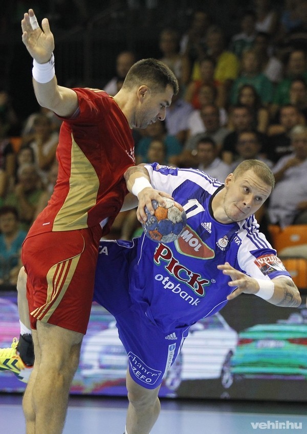 A szegedi Zubai Szabolcs (j) és a veszprémi Renato Sulic a férfi kézilabda Szuperkupa MVM-Veszprém - MOL-Pick Szeged találkozóján a győri Audi Arénában 2015. augusztus 29-én. MTI Fotó: Kovács Anikó